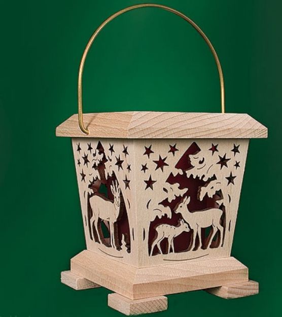 Bild von Tietze Laterne-Votivkerze / Teelicht rot im Wald