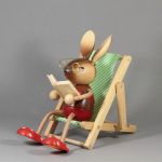 Bild von Kuhnert Hasenmädchen im Liegestuhl, Krummbein